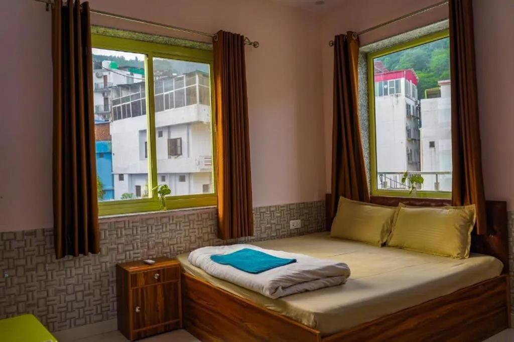 Shanti Hostel And Garden Cafe Rishīkesh Dış mekan fotoğraf